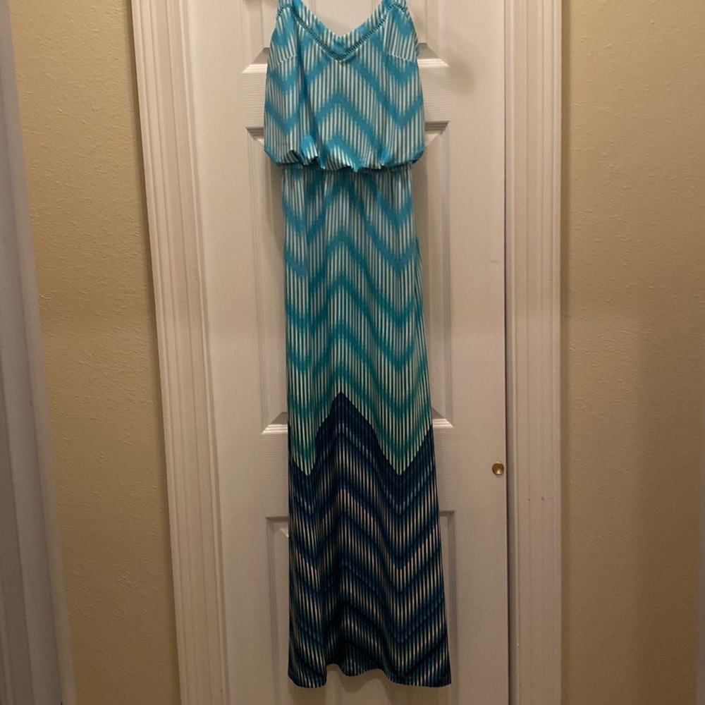 Stretchy dress with slit by leg